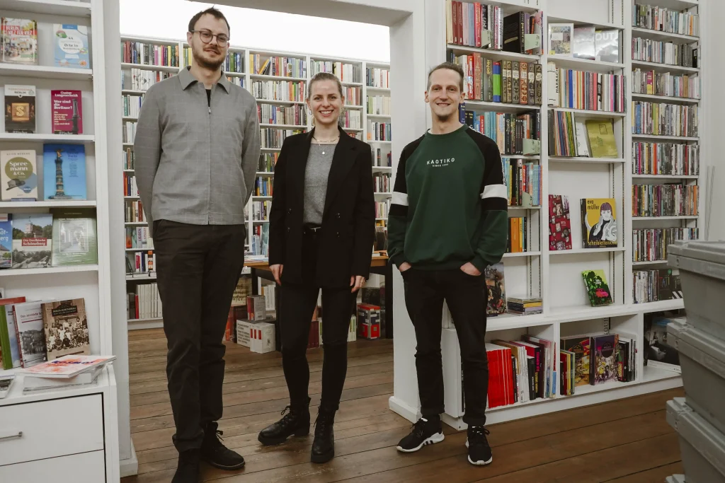 Projektmitarbeiter*innen Lukas Fitz, Anne Schnürpel und Mitarbeiter der Buchhandlung Valentin Zinnecker